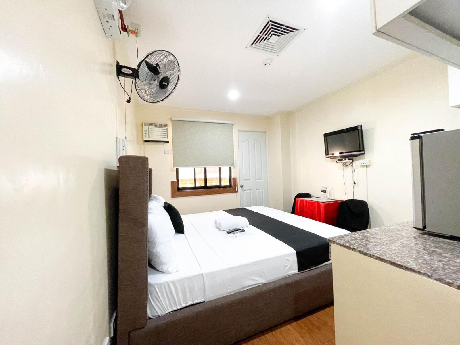 Chanel Paris Hotel Powered By Cocotel Taguig Bagian luar foto