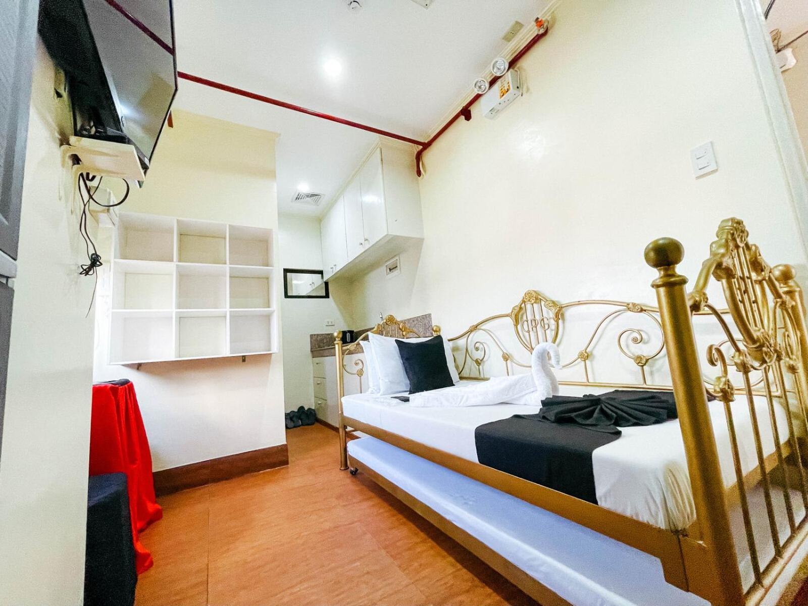 Chanel Paris Hotel Powered By Cocotel Taguig Bagian luar foto